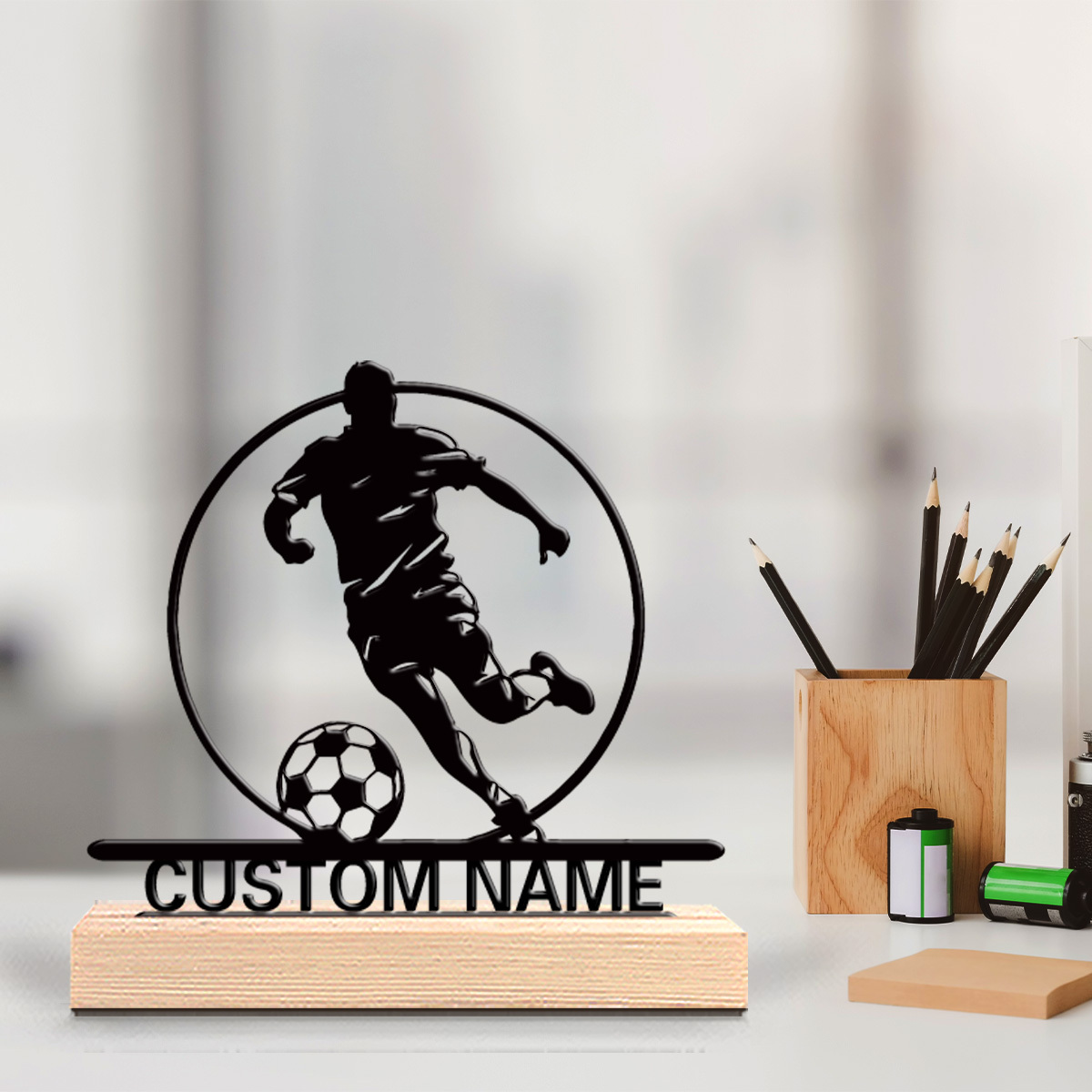 カスタムサッカー選手メタル像（名前入り）、木製台座付きテーブ - Home Decor Theme のレビューと価格