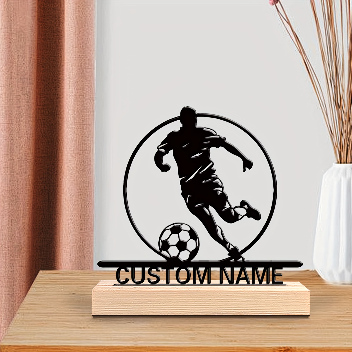 カスタムサッカー選手メタル像（名前入り）、木製台座付きテーブ - Home Decor Theme のレビューと価格