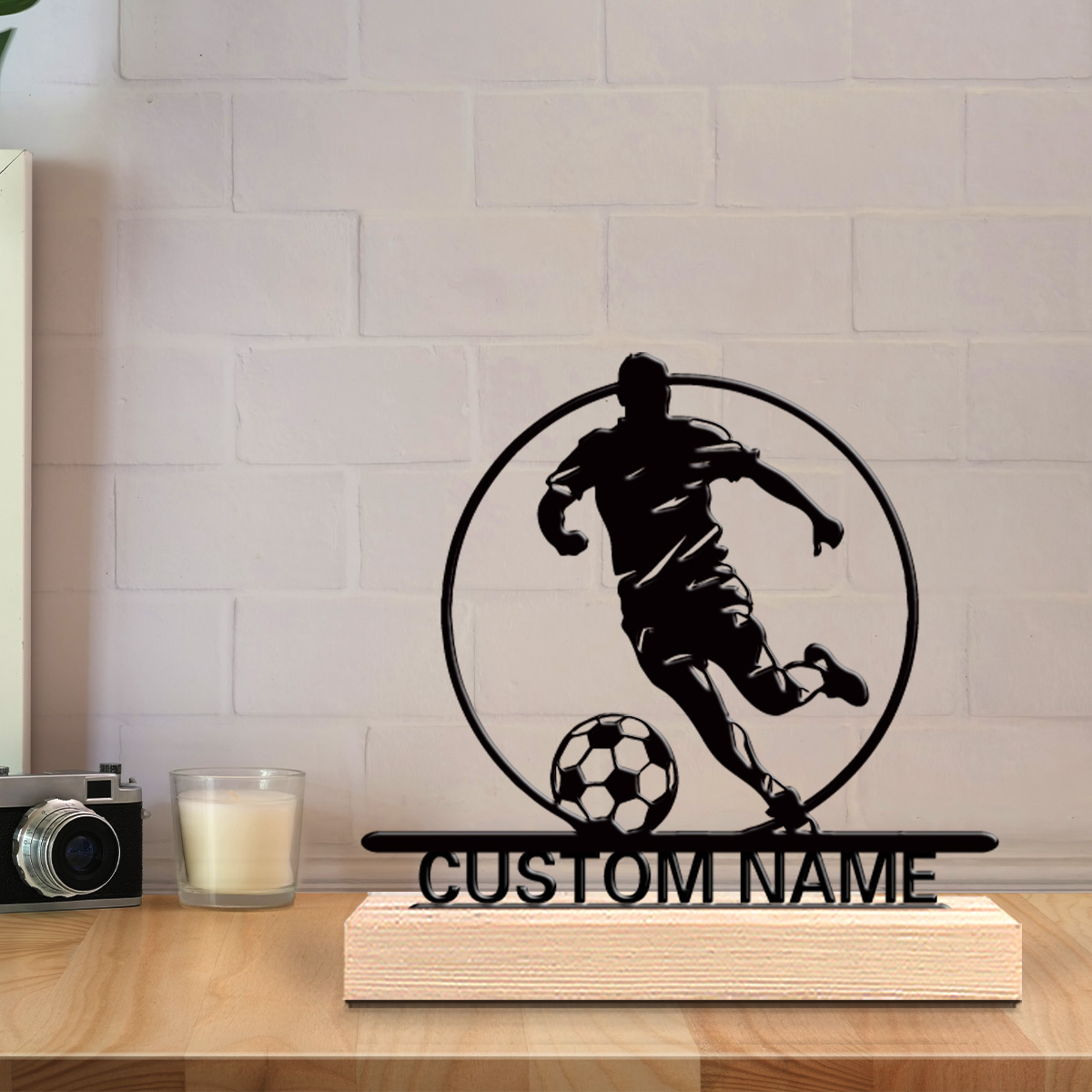 カスタムサッカー選手メタル像（名前入り）、木製台座付きテーブ - Home Decor Theme のレビューと価格